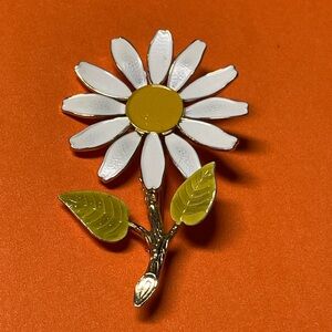 Vintage White and Yellow Daisy Brooch